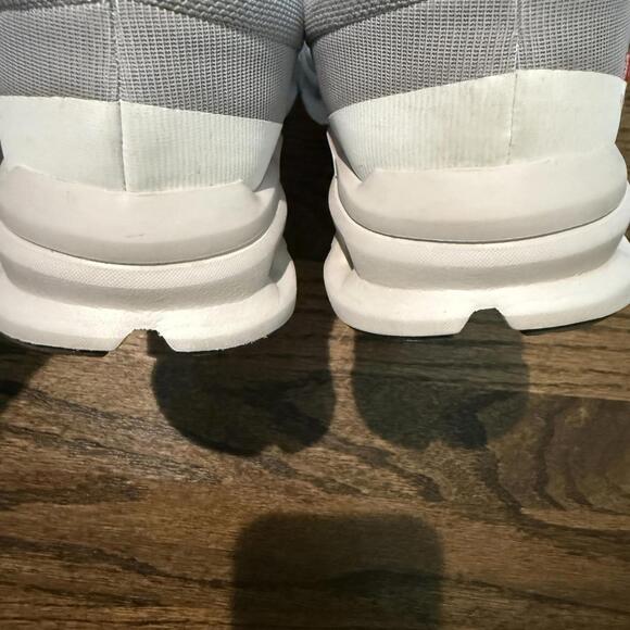 On Women's Cloudrunner White Running Shoes US Size 8 - Picture 8 of 9